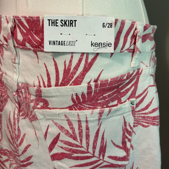 Kensie Jeans Vintage Luxe Skirt NWT Women’s Distressed Palm Trees Raw Hem 6/28 - Picture 5 of 9